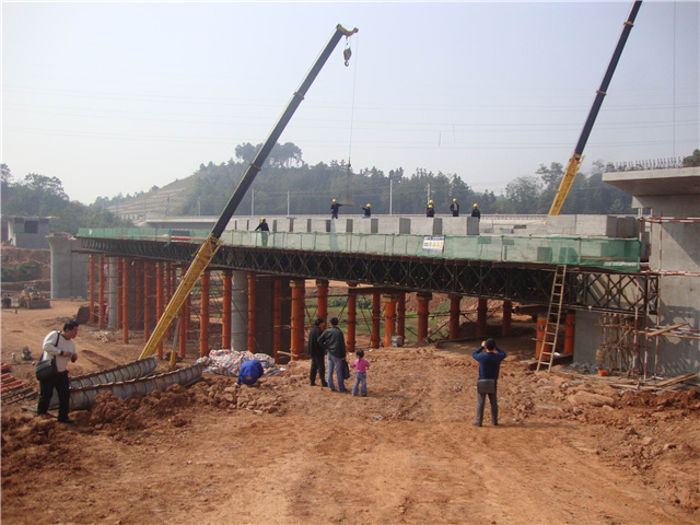 中鐵三局滬昆客專項(xiàng)目部現(xiàn)澆梁支架平臺(tái) 中鐵三局滬昆客專項(xiàng)目部現(xiàn)澆梁支架平臺(tái)